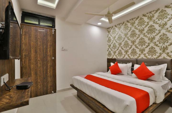 Hotel Pathik Villa Ahmedabad Bagian luar foto