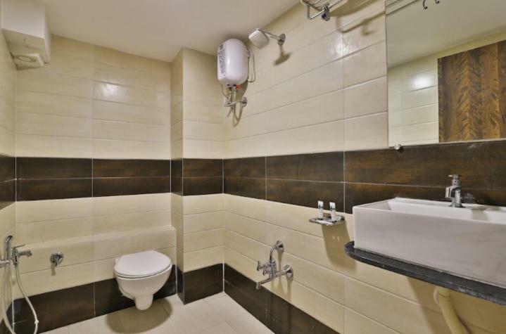 Hotel Pathik Villa Ahmedabad Bagian luar foto