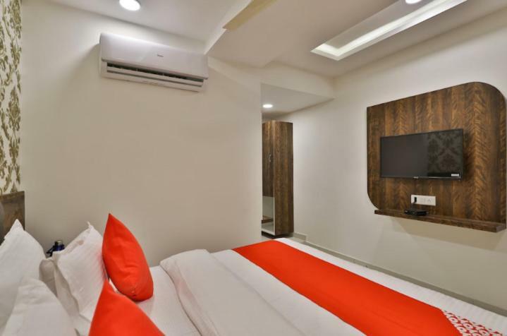 Hotel Pathik Villa Ahmedabad Bagian luar foto