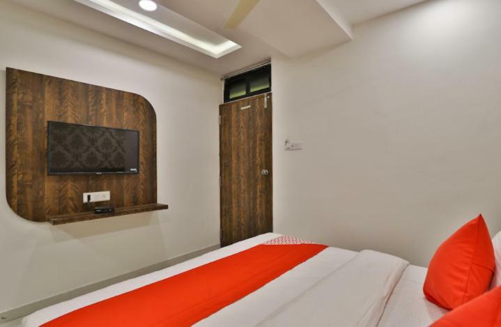 Hotel Pathik Villa Ahmedabad Bagian luar foto