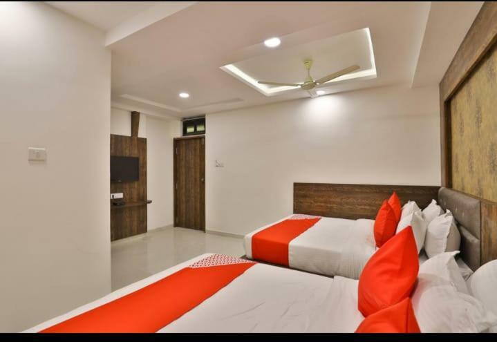 Hotel Pathik Villa Ahmedabad Bagian luar foto