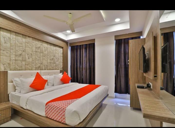 Hotel Pathik Villa Ahmedabad Bagian luar foto
